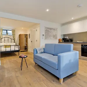 Luxury One Bedroom Greenwich Near Canary Wharf By Underthedoormat London